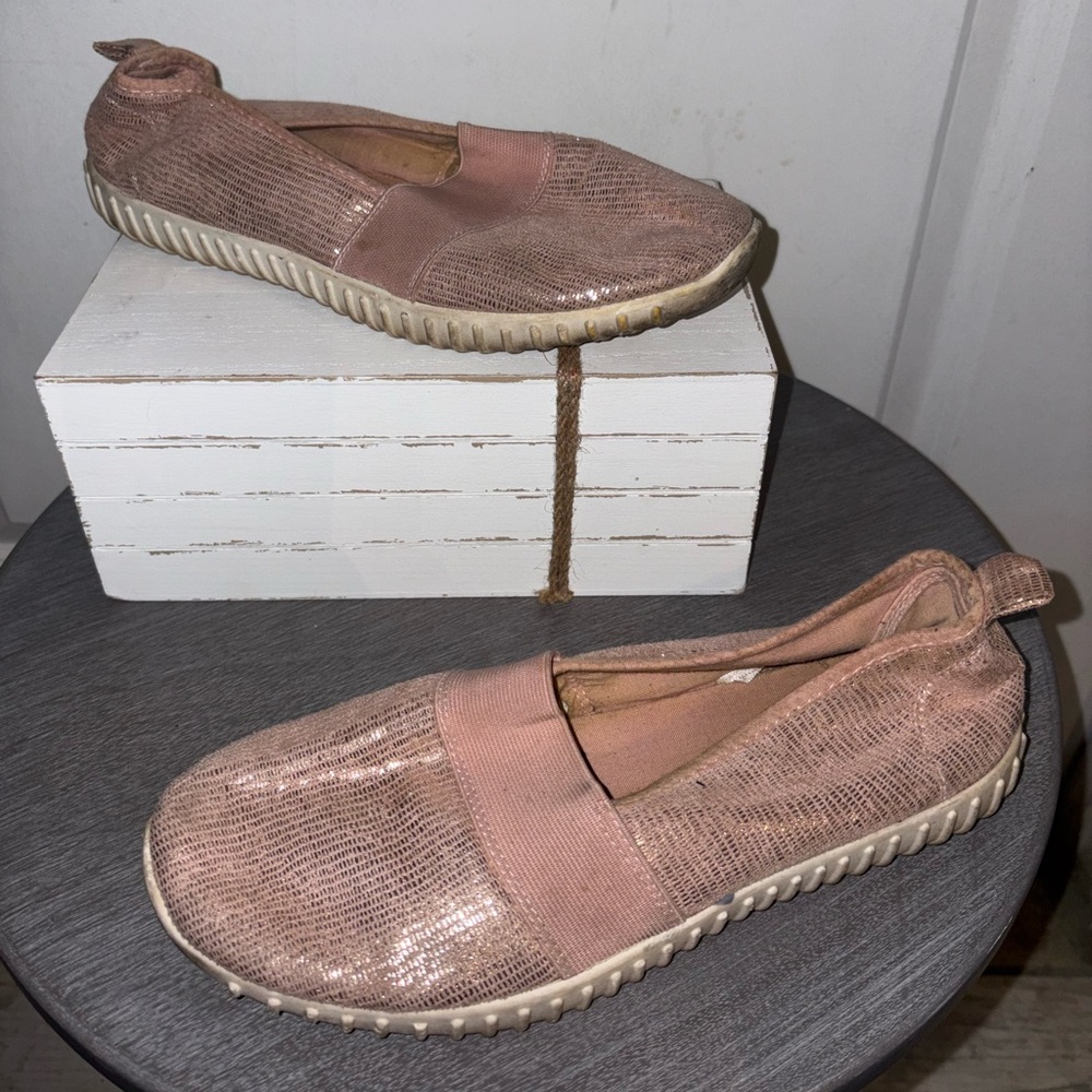 Hype Shimmering Rose Gold Women's Flats - sz9 (P21)